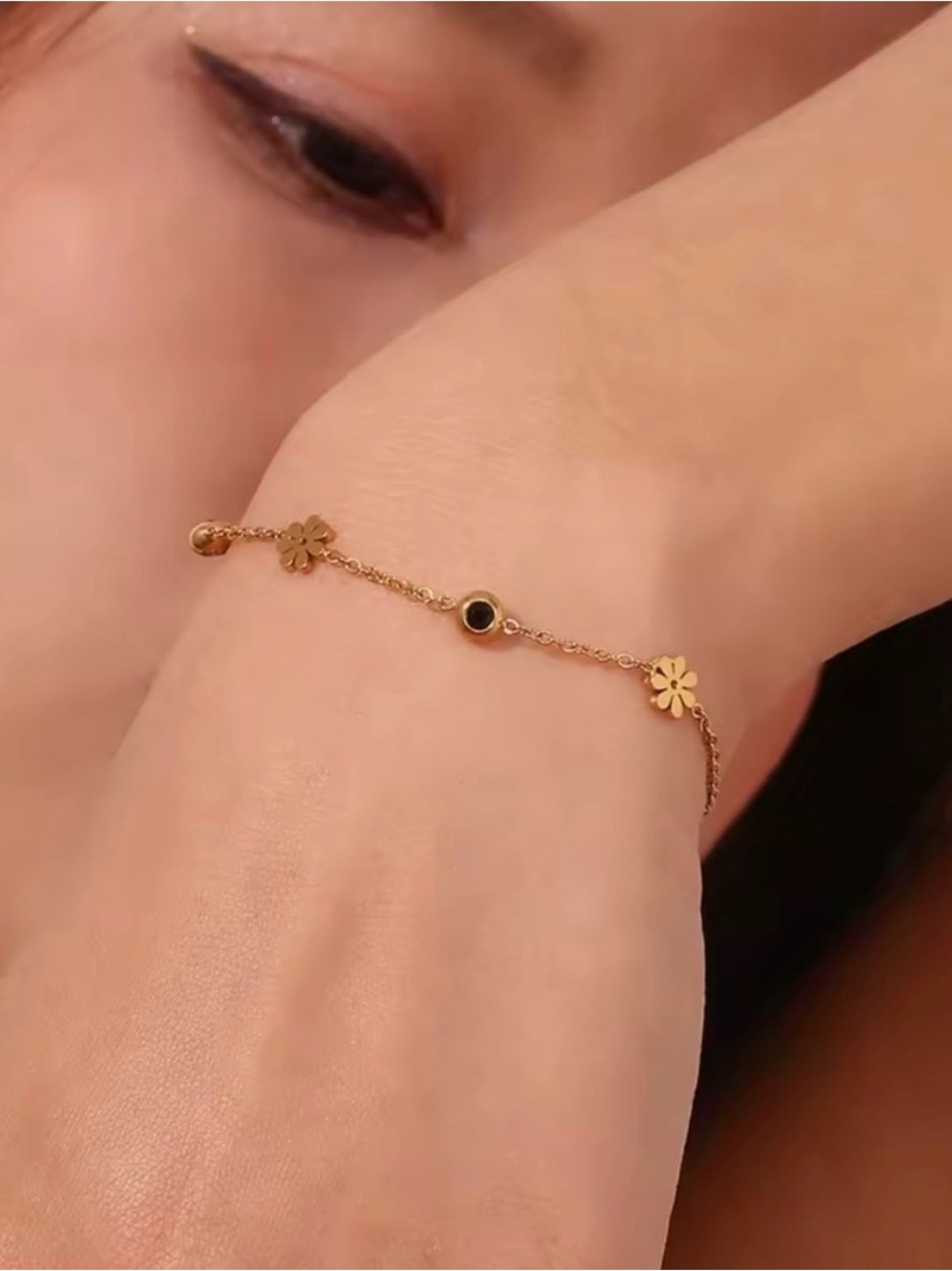 Double Sided Back and White
Flower Bracelet 18K Gold plated
Stainless Steel - Picture 6 of 6